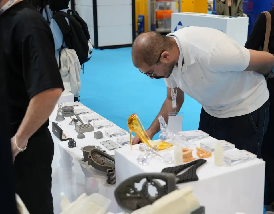 EXPO3D İstanbul 2026 3D baskı parçaları inceleyen ziyaretçi