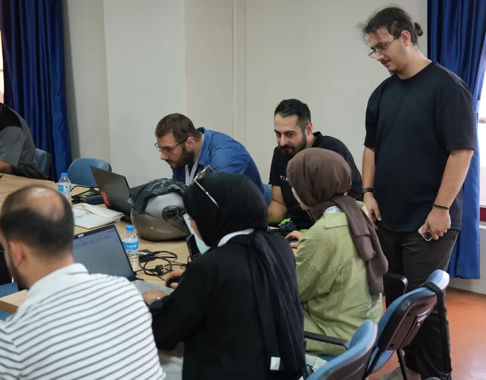 An instructor helping participants at the EXPO3D Istanbul 2026 workshop