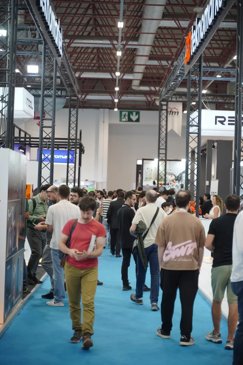 Busy visitor traffic in the EXPO3D Istanbul 2026 exhibition hall