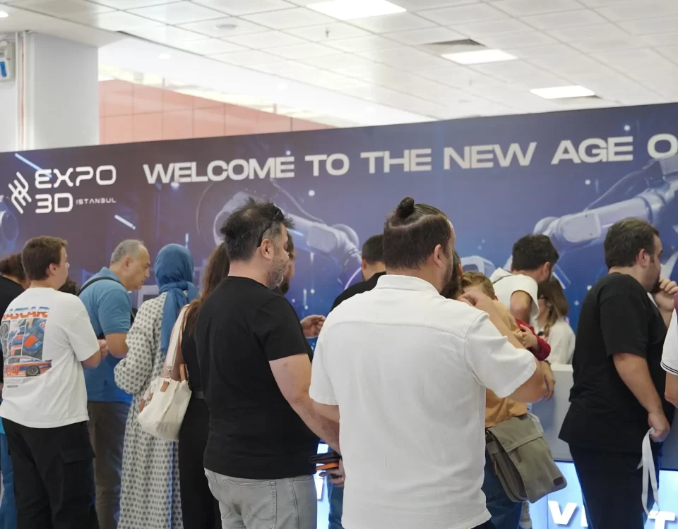 EXPO3D İstanbul 2026 fuar girişinde ziyaretçiler