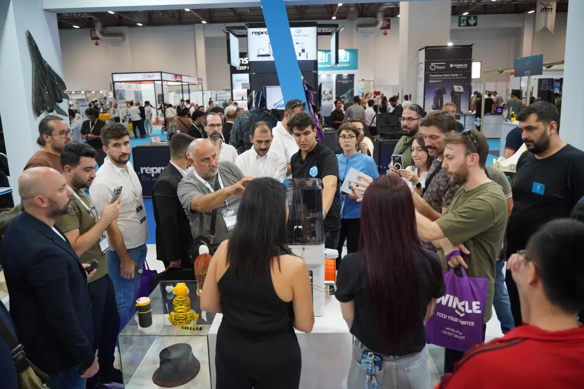 Visitors examining products at an exhibitor stand, EXPO3D Istanbul 2026
